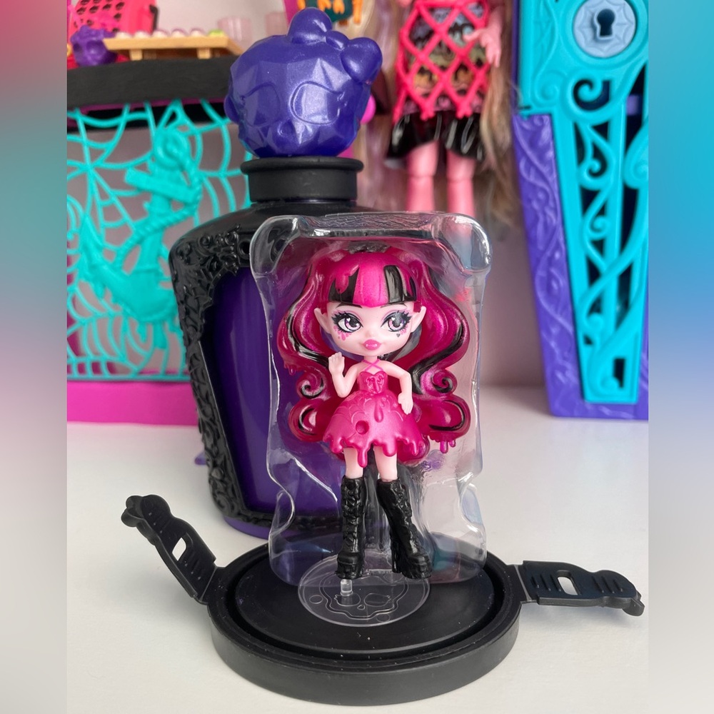 Monster High Potions Mini Surprise Doll 
DRACULAURA
